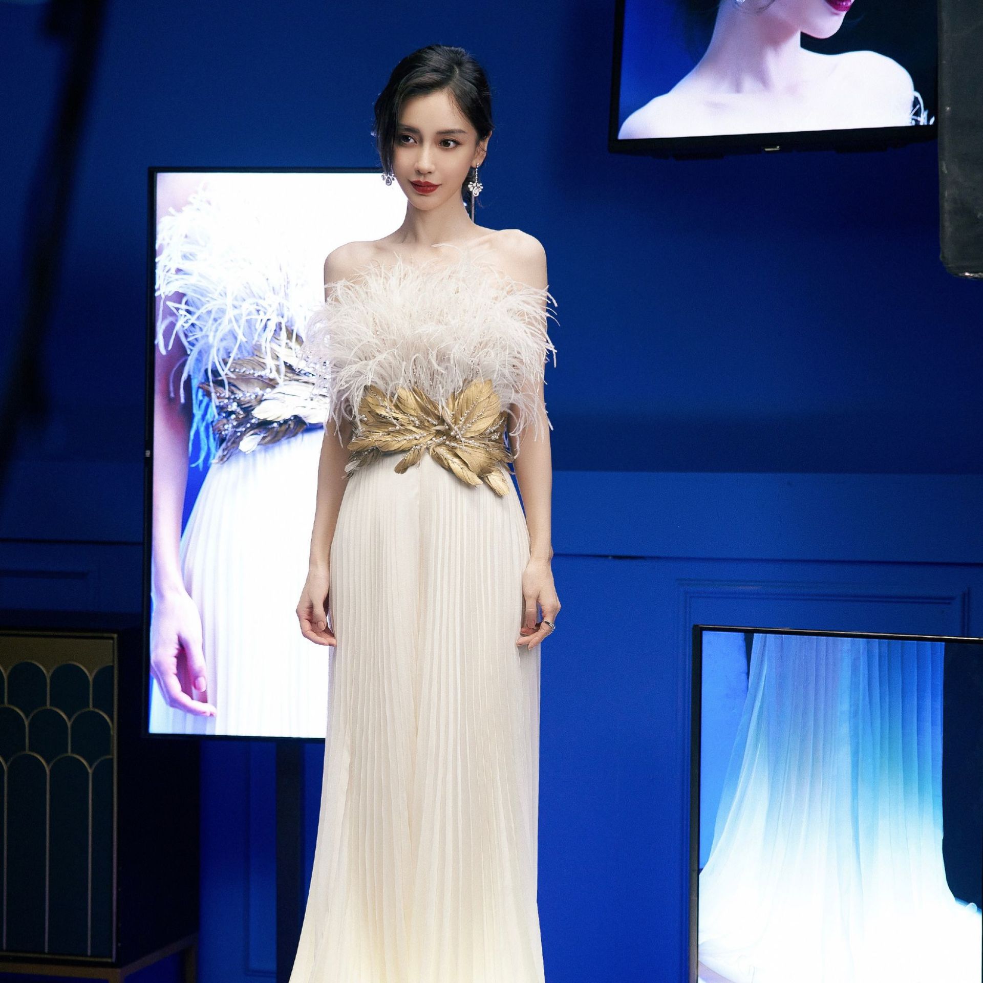 杨颖baby明星同款白色羽毛抹胸长裙2022春新款收腰显瘦宴会晚礼服