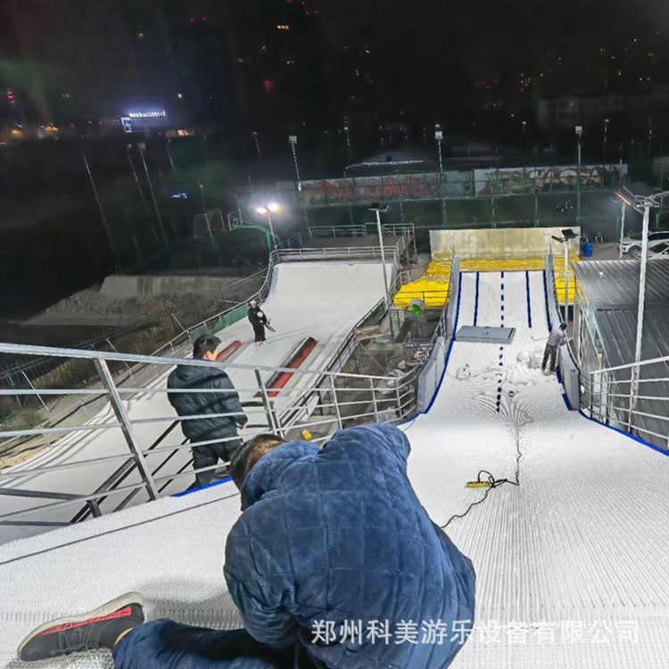 0成交0套四川成都金针菇刺激仿真滑雪魔毯旱雪毯科美娱乐游乐场设备