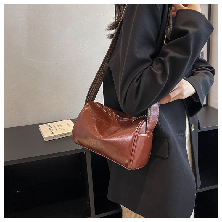 This Year's Popular Small Bag Women's Autumn and Winter 2022 New Fashion Special-Interest Wide Strap Crossbody Bag Texture Popular Pillow Bag