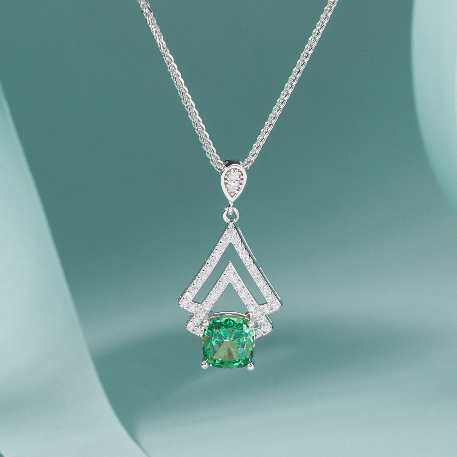 精致手工锆石吊坠 925银绿宝石吊坠枕形冰花切异国情调女士项链