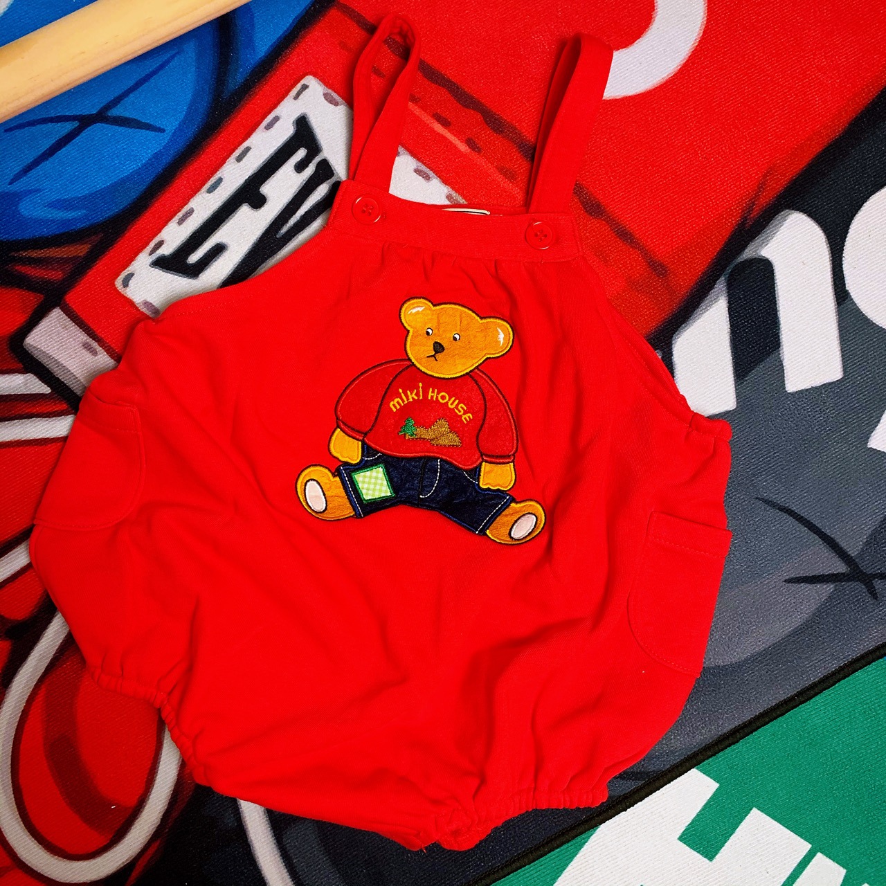 现货21秋日系miki童装可爱坐立熊红色田鸡裤卡通刺绣背带裤童裤