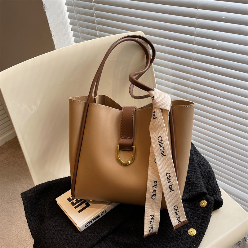 Fall/Winter Hot-Selling Large Capacity Versatile Commuter Big Bag for Women 2022 New Trendy Fashion Underarm Bag Western Style Tote Bag