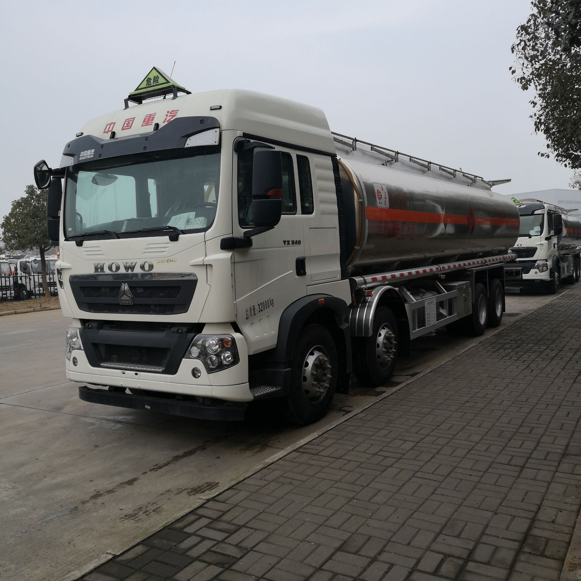 重汽豪沃 前四后八铝合金 20吨油罐车 包上户 支持分期