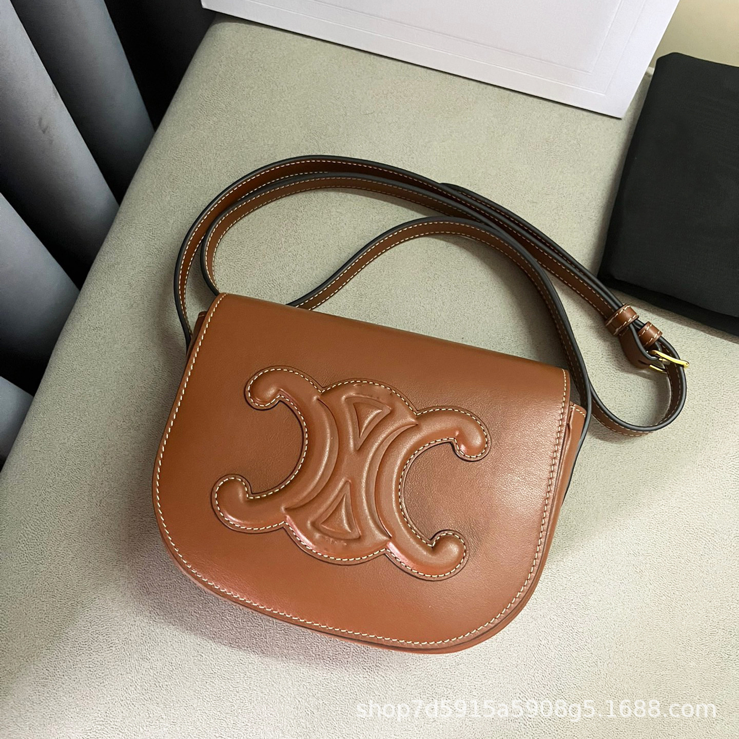 2024新款凯旋门真皮浮雕半圆马鞍包复古纯色斜挎单肩包lisa同款