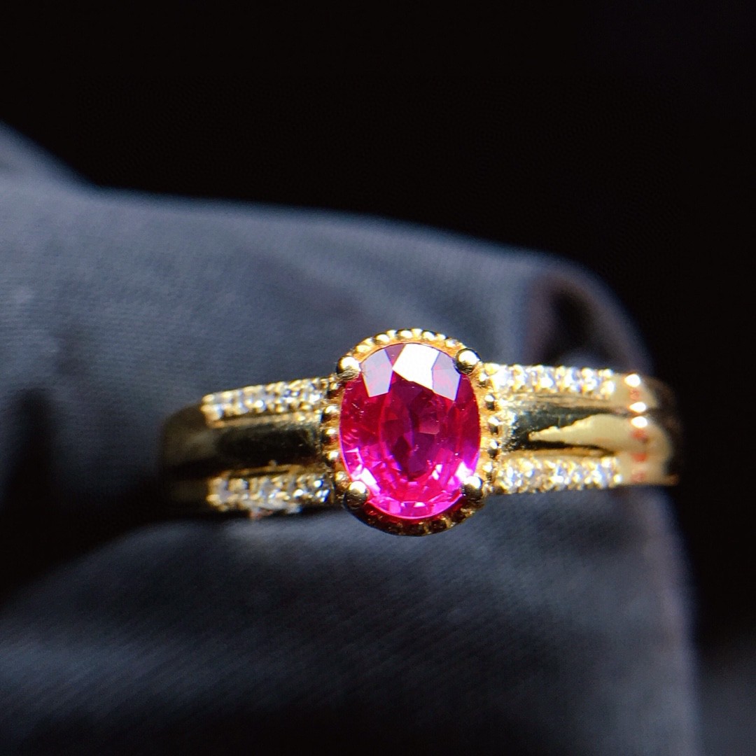 红宝石戒指 18k金镶嵌南非钻石 总重1.85克 裸石0.