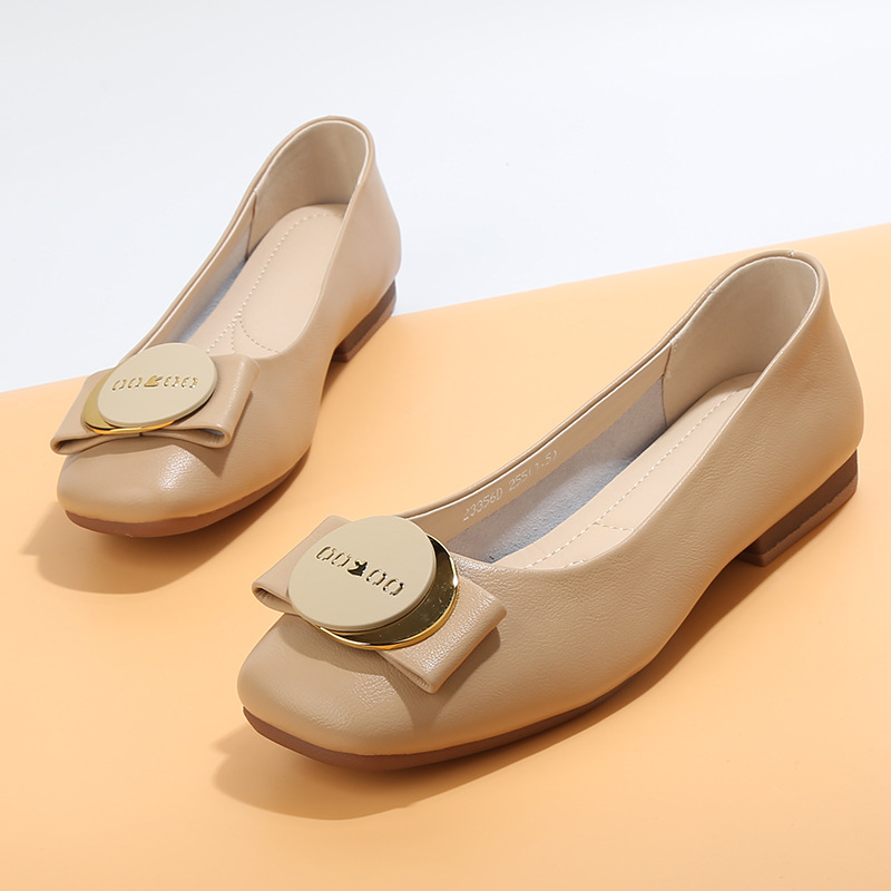 处理春季新款大码女鞋41一43牛筋软底浅口休闲皮鞋舒适大号单鞋40