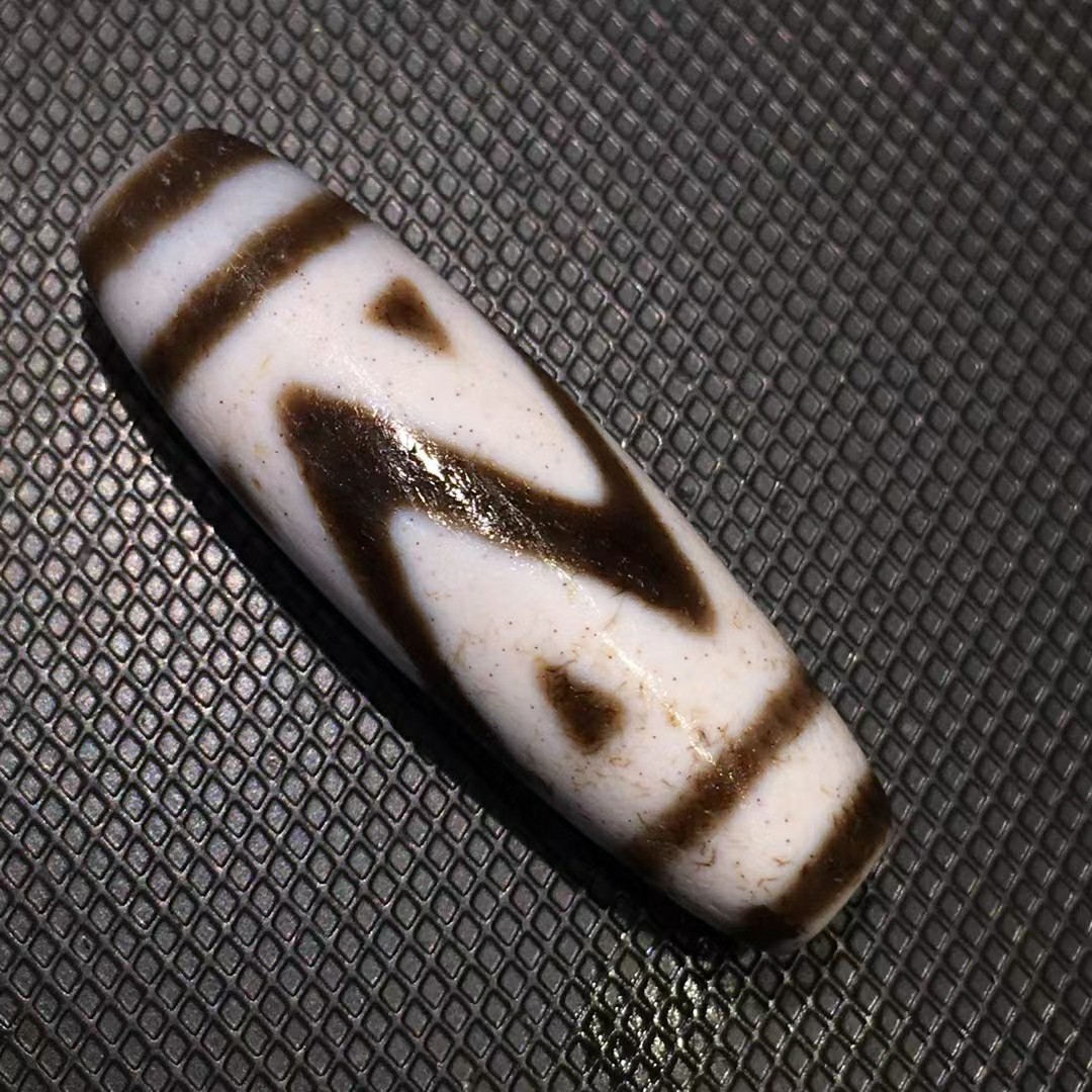 古法优品山形一眼靠山天珠品相佳风化细腻咬色扎实收藏品xy1a15