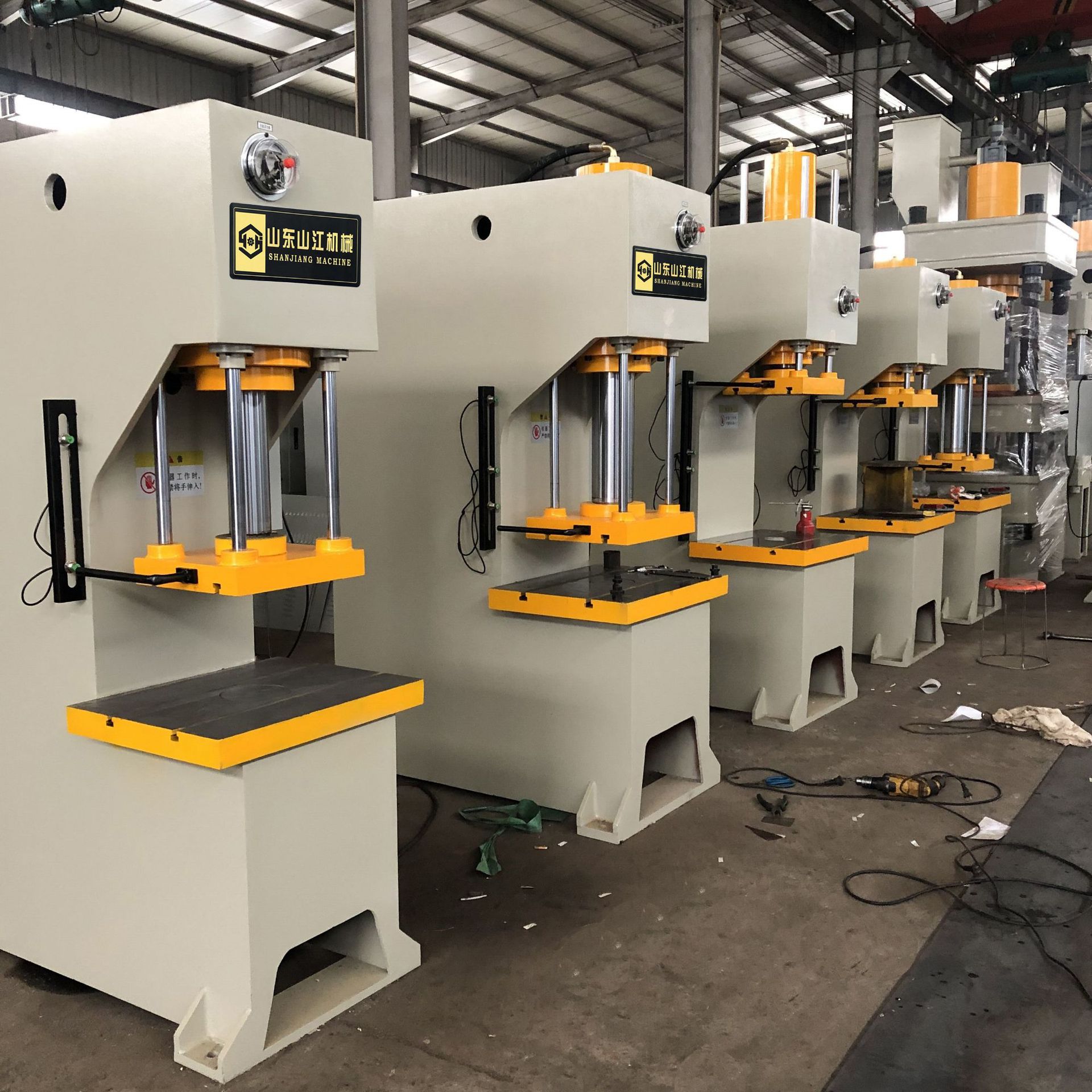 三面操作更方便的20吨导向单臂压力机现货40吨电动单柱液压机