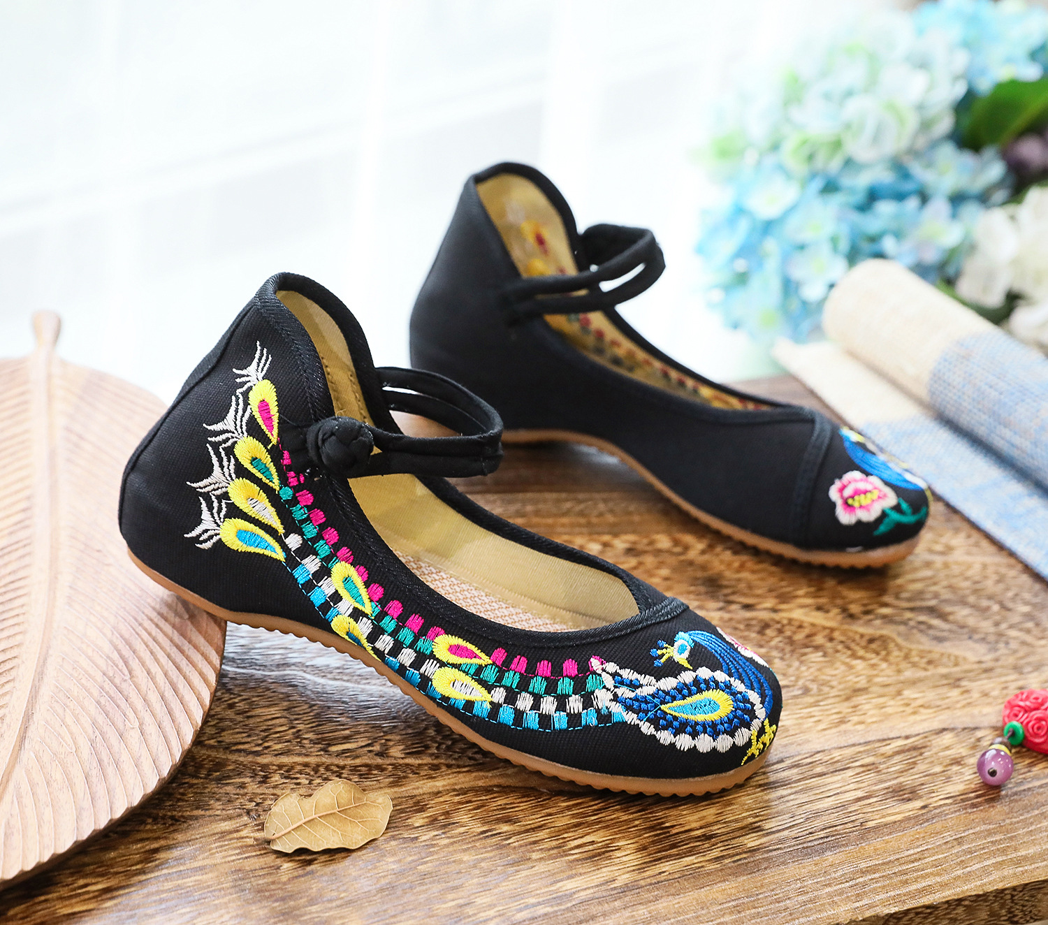 【孔雀】 绣花布鞋 春夏休闲散步旅游民族风广场舞新娘鞋女单鞋