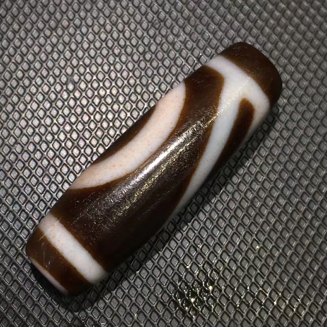 古法优品山形一眼靠山天珠品相佳风化细腻咬色扎实收藏品xy1a15