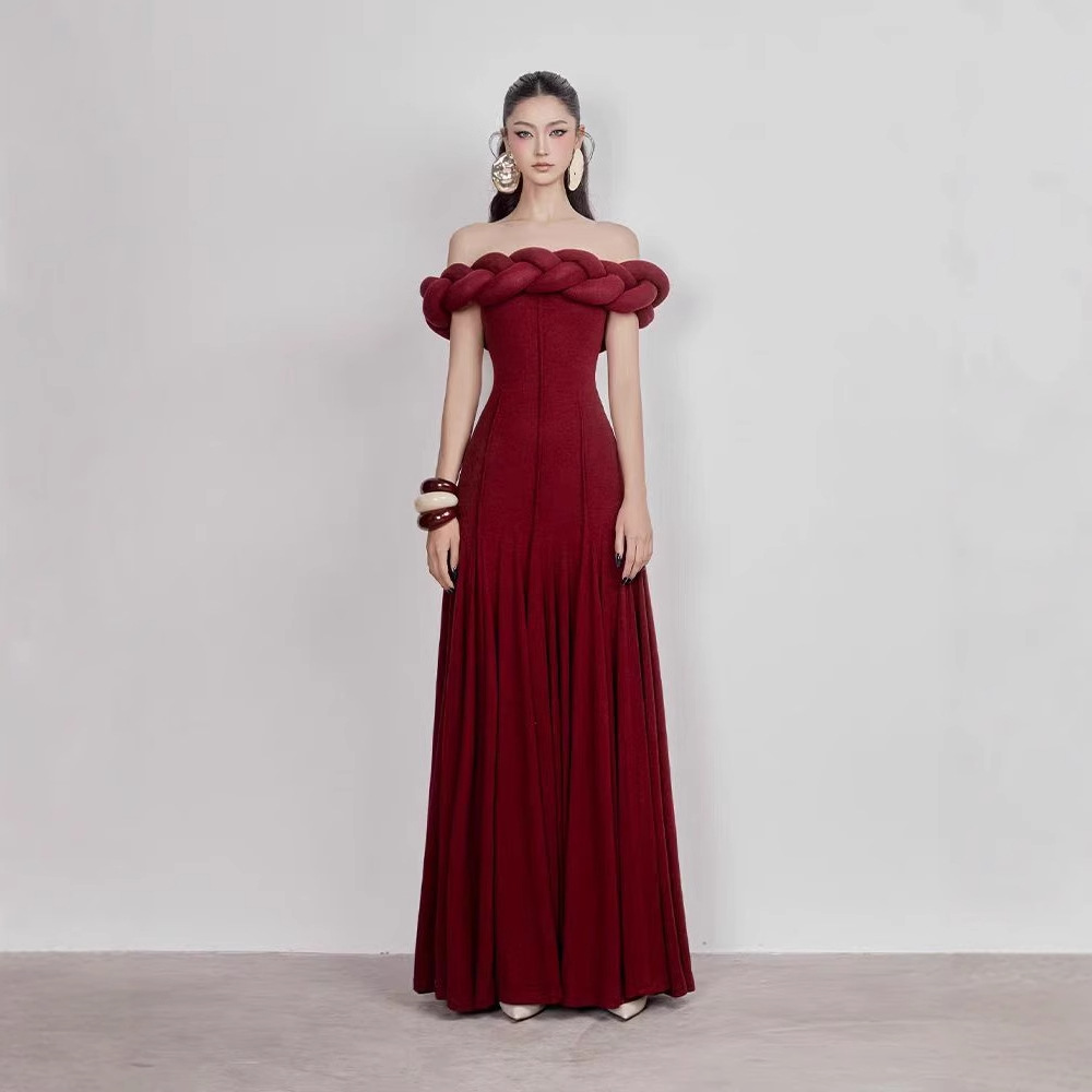 红色连衣裙2025夏越南设计感麻花一字肩收腰显瘦针织大摆礼服长裙