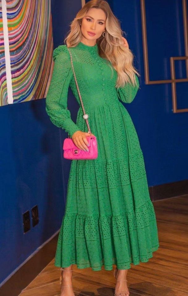 2021秋冬欧美名媛风立领单排扣配腰带重工刺绣镂空绿色连衣裙长裙