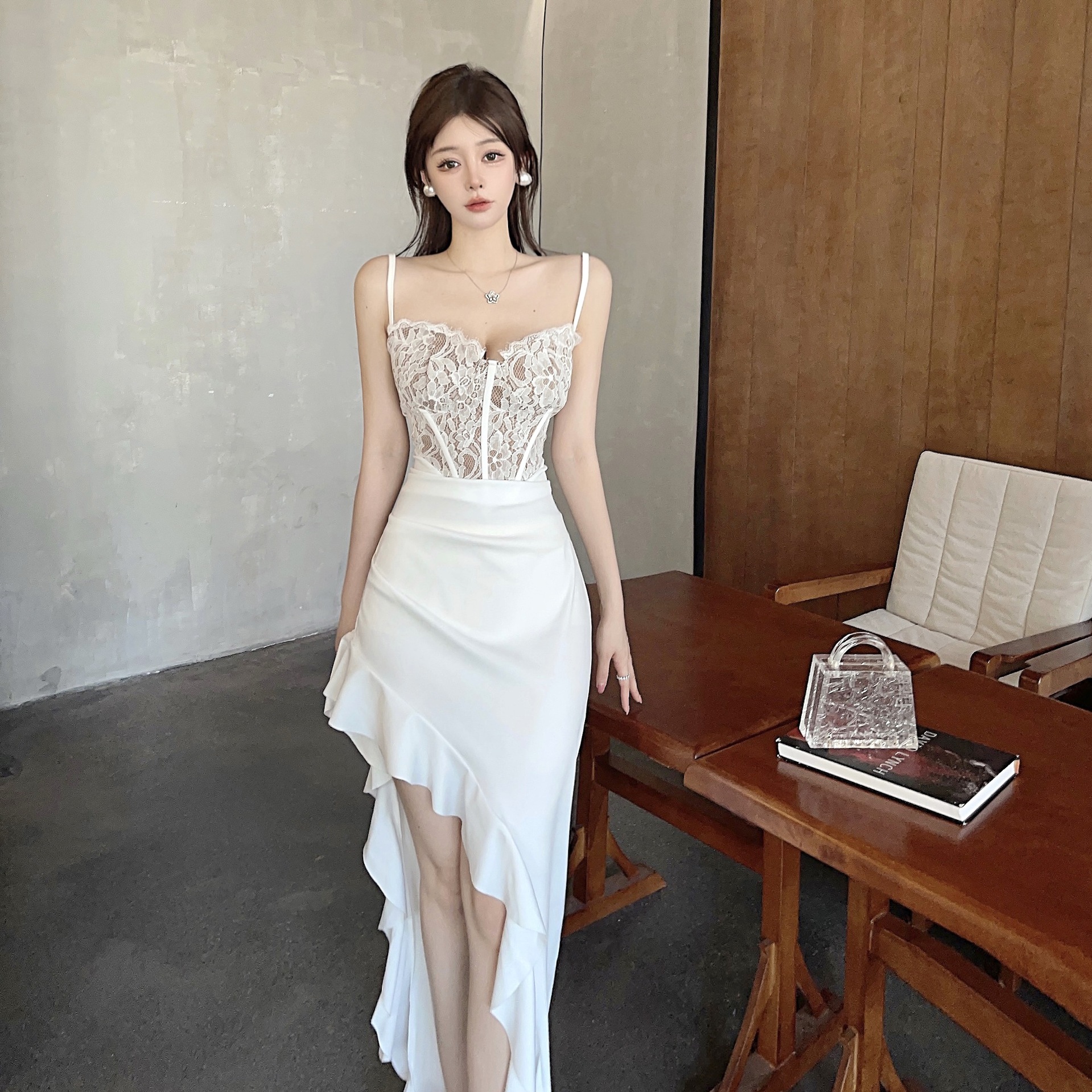 性感吊带抹胸低胸蕾丝不规则开叉荷叶边收腰连衣裙长裙白色纯欲