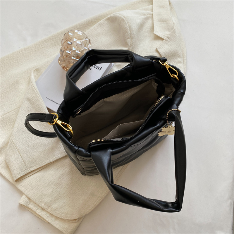 Advanced Texture Small Bag Women's Autumn and Winter 2022 New Fashion Diamond Crossbody Bag Popular Niche Portable Bucket Bag