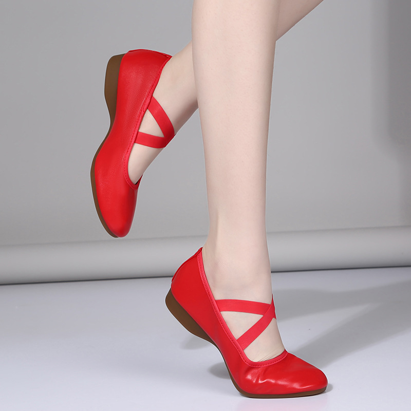 舞蹈鞋女广场舞鞋子软底红色跳舞鞋中跟交谊舞鞋演出广场舞鞋