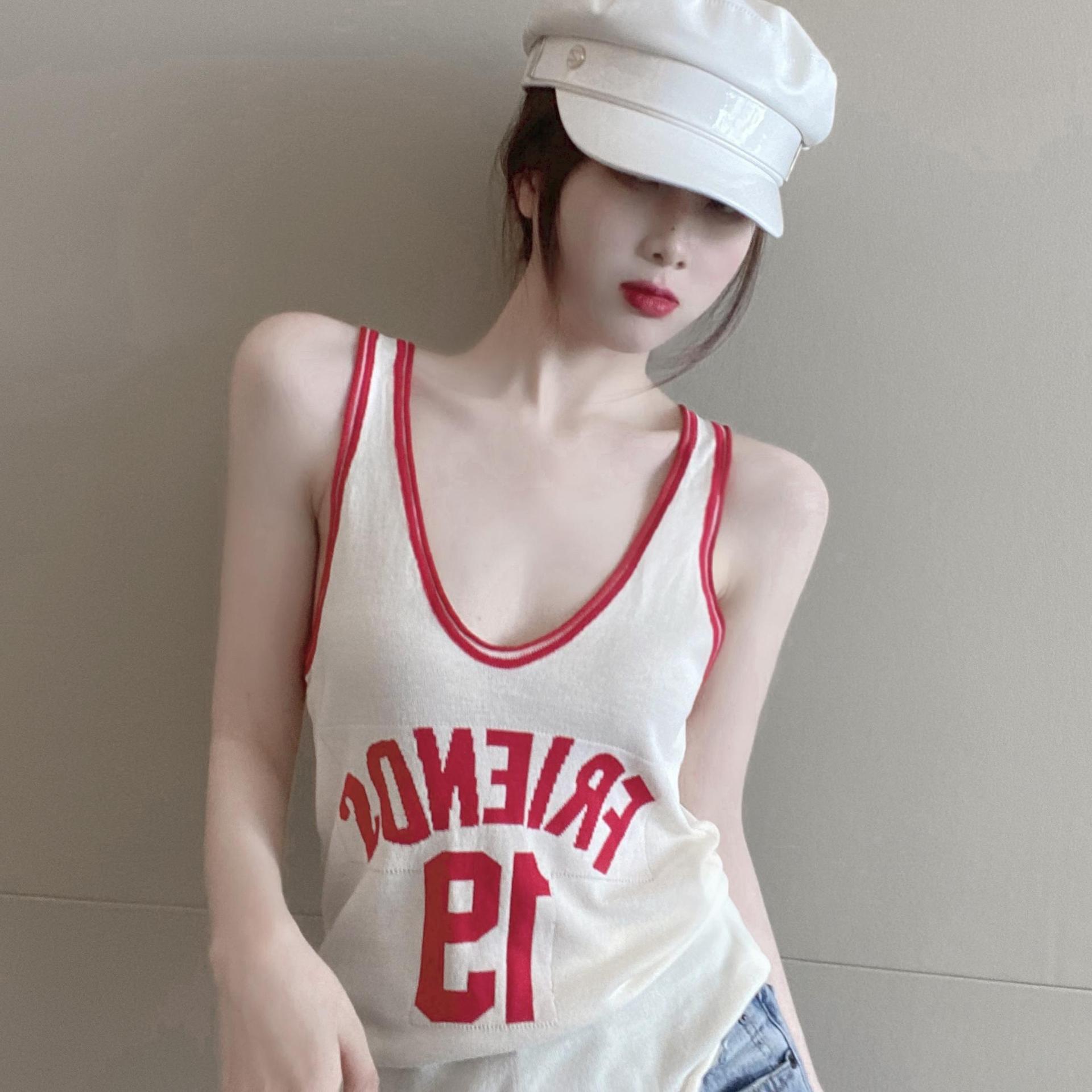 小背心内衣模特