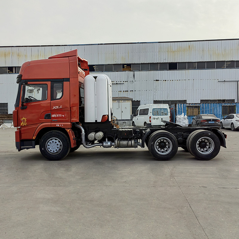 出口陕汽德龙cng牵引车 后八轮货物运输车 440马力天然气卡车头