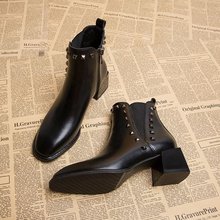 切尔西靴女秋冬新款欧美时尚方跟侧拉链铆钉高跟黑色方头时装靴女