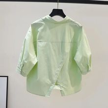 设计感背后开叉短款衬衣女果绿色宽松衬衫2023夏小清新中袖上衣