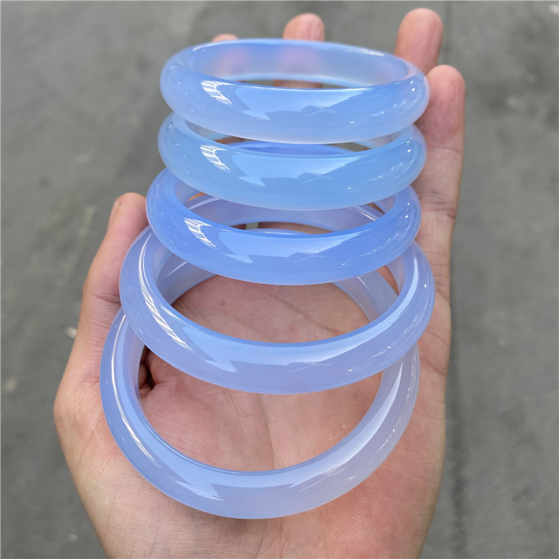 天然巴西玛瑙玉髓手镯时尚少女款冰种天空蓝玉髓镯子圆条玉镯批发