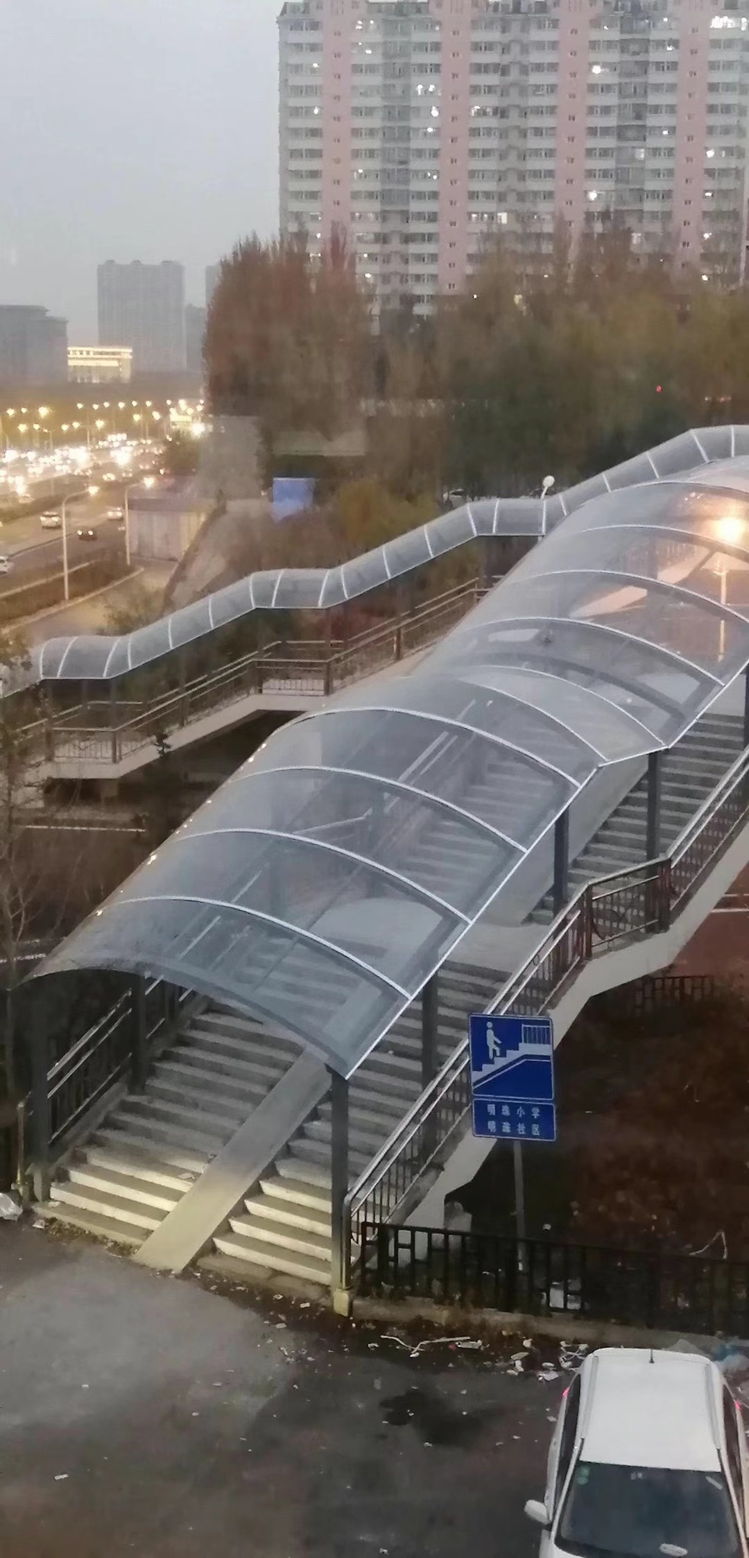 北京过街天桥遮雨棚阳光板耐力板顶棚走廊通道采光遮雨顶棚价格低