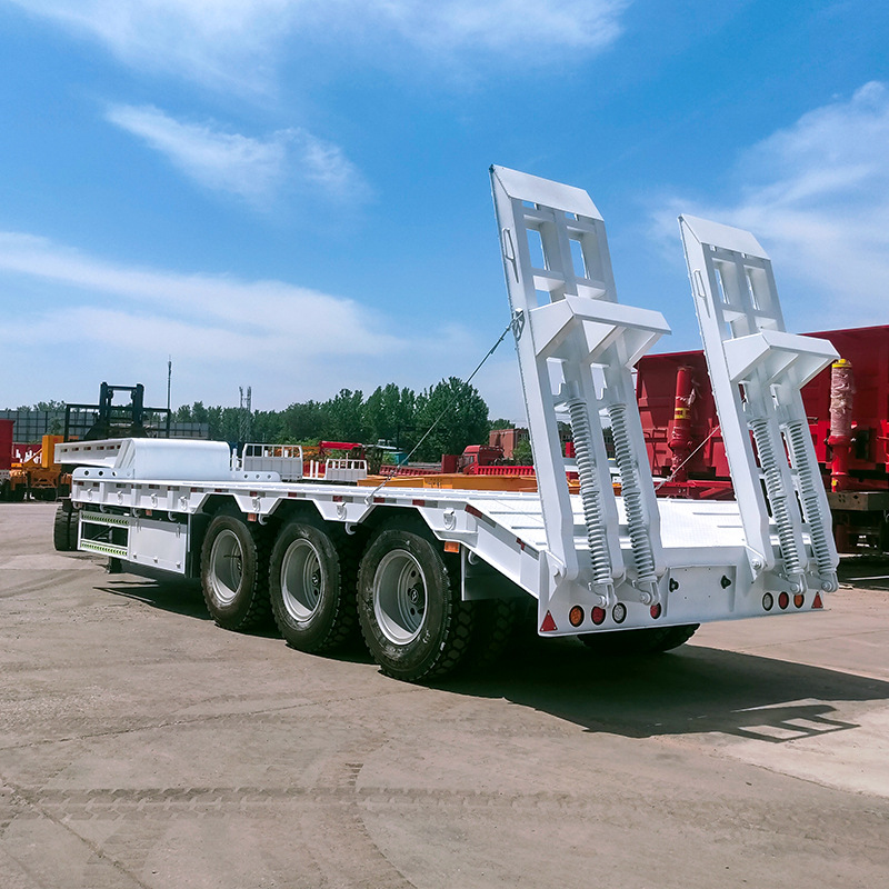 中企鲁兴大件运输三线六轴低平板半挂车 工程机械运输低平板半挂