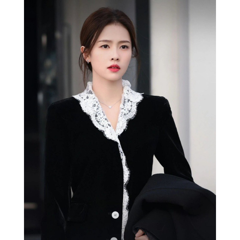 白鹿郑书意明星同款时尚2023秋冬季蕾丝拼接金丝绒西装中长款外套