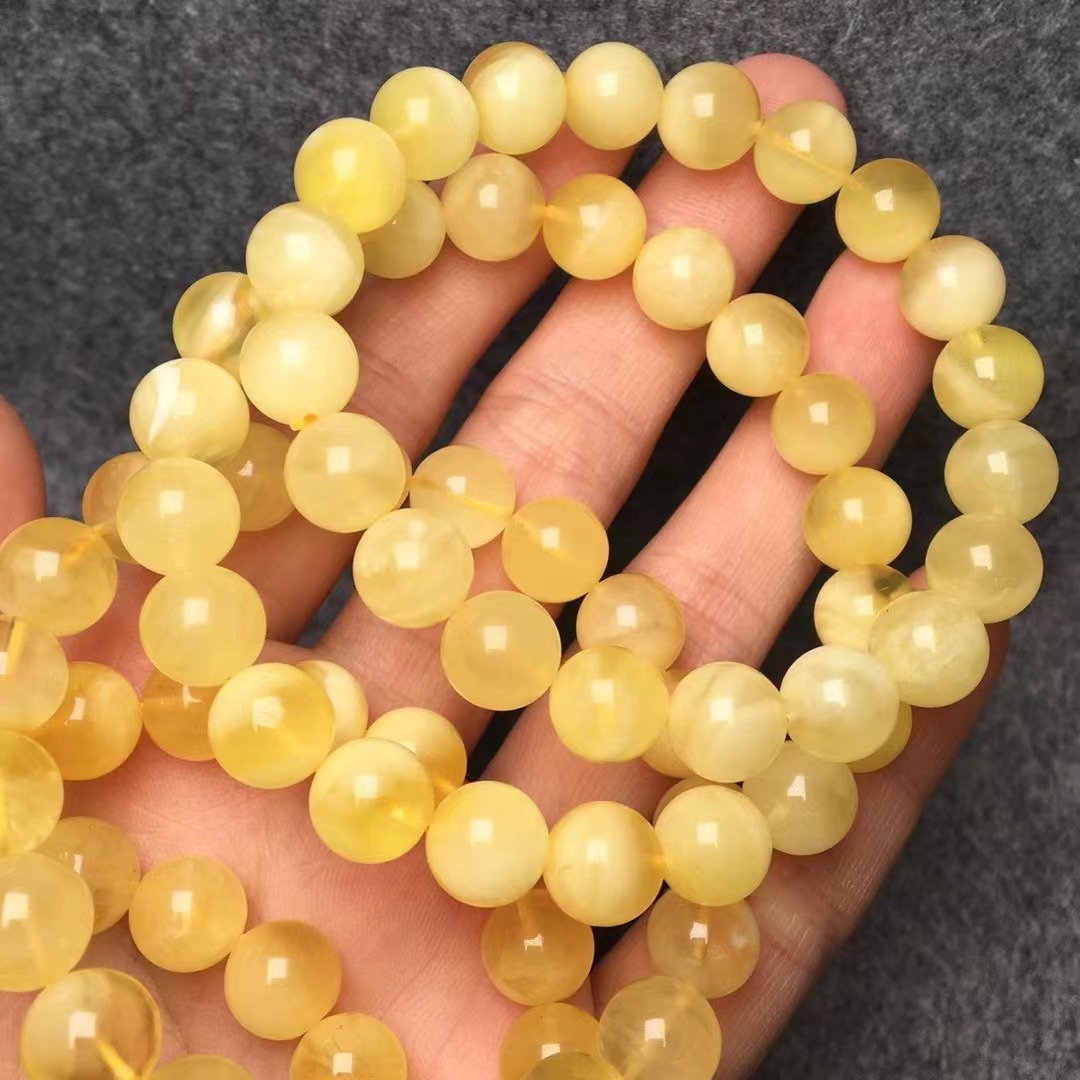 天然琥珀蜜蜡鸡油黄白花手串蜡质不错乌料蜜蜡手串直播供应大量