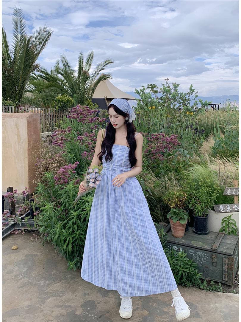 蓝色格纹蕾丝边吊带连衣裙女夏季新款法式气质收腰显瘦a字长裙ins