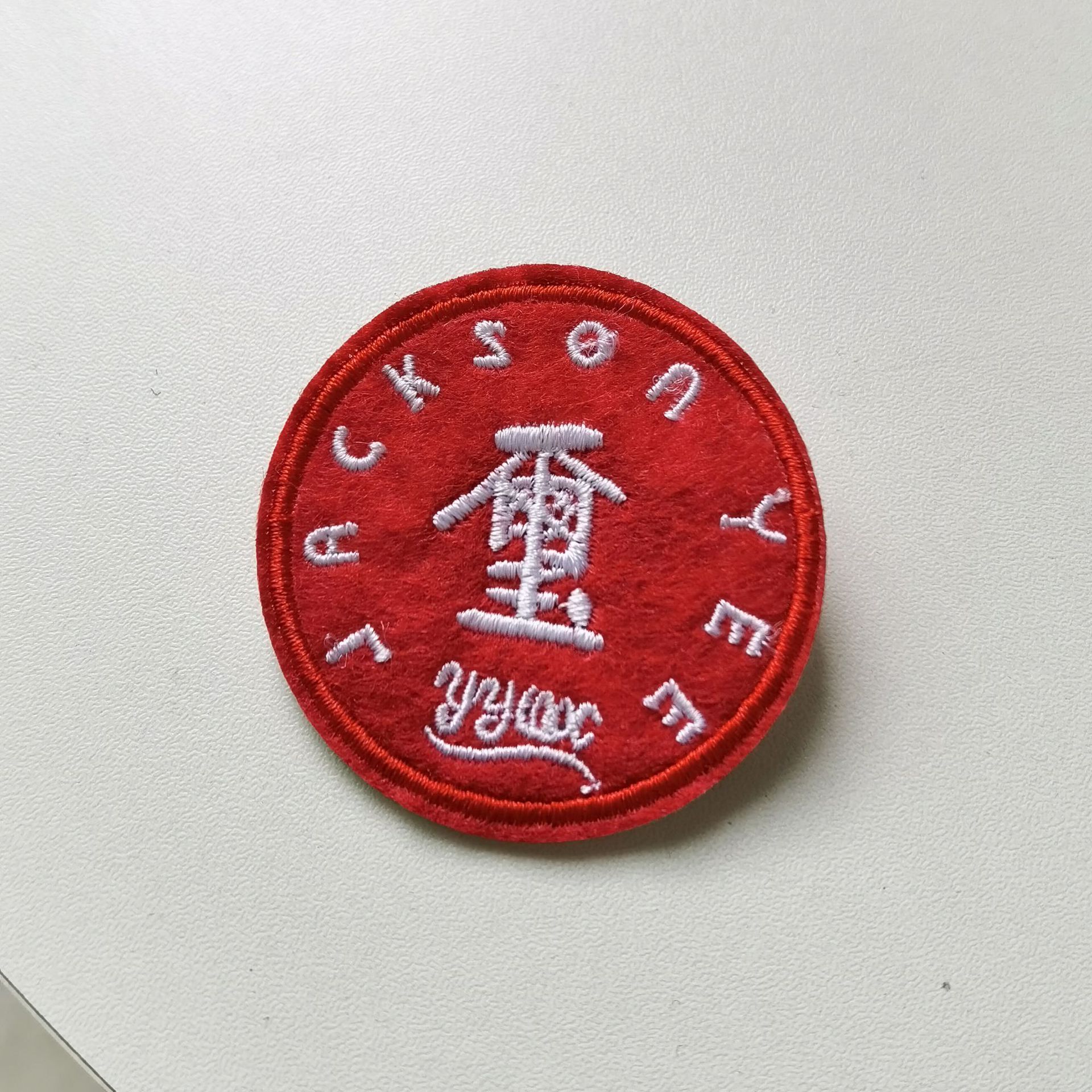 送你一朵小红花易烊千玺礼物送女生周边刺绣小胸针别针配饰徽章