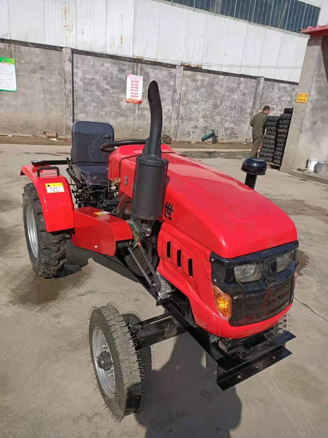 大马力轮式拖拉机四驱四轮 土地耕整多缸拖拉机多缸轮式拖拉机