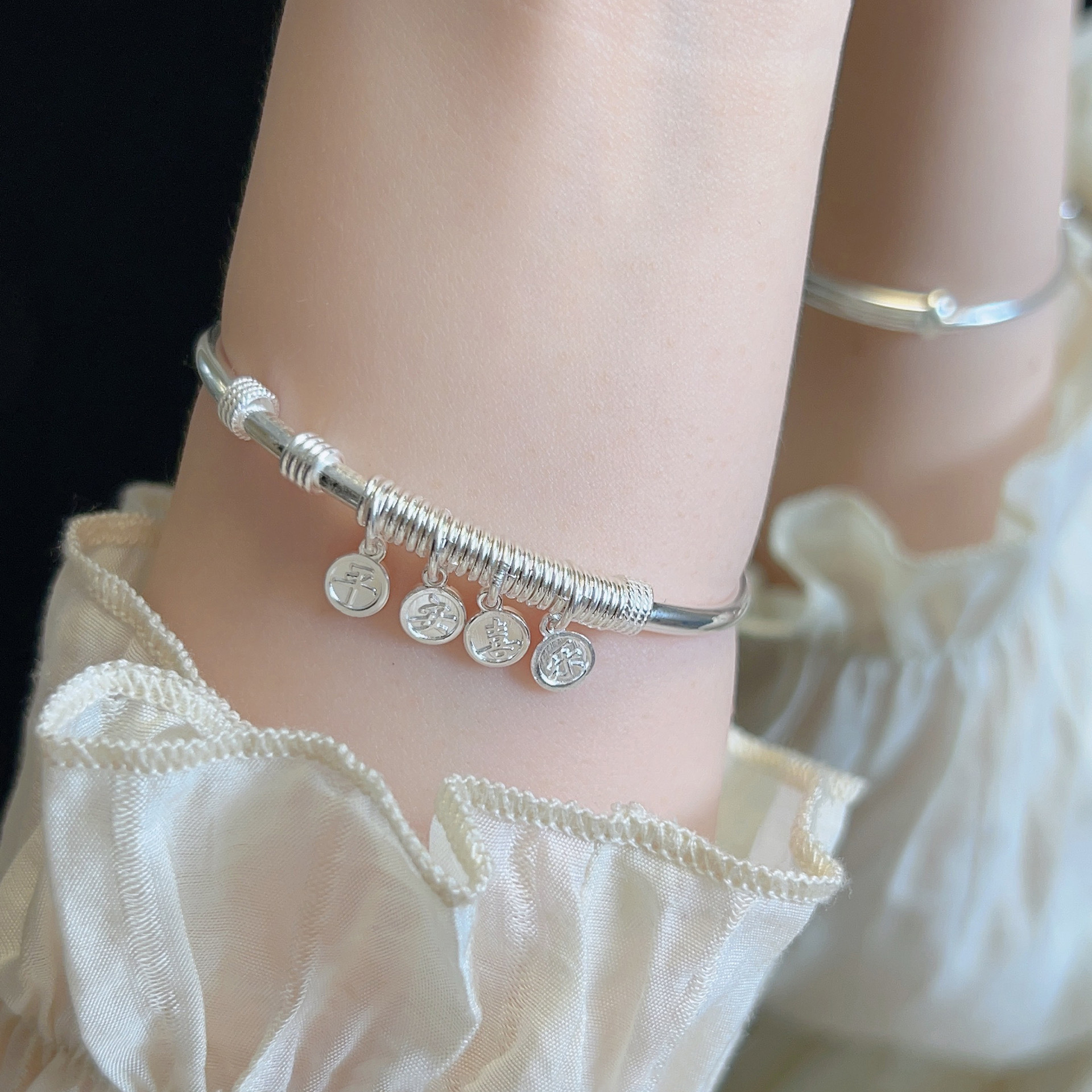 平安喜乐银手镯女生高级感吊牌光面实心推拉镯子小众手环女友礼物