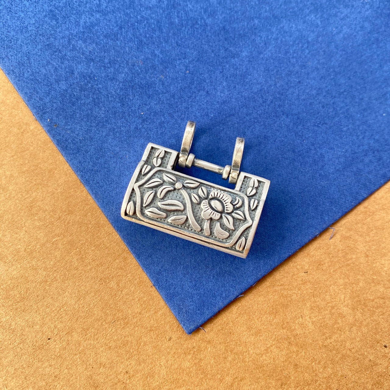 s990足银方形如意锁吊坠复古哑光双环花纹长命锁项坠 女典雅挂件