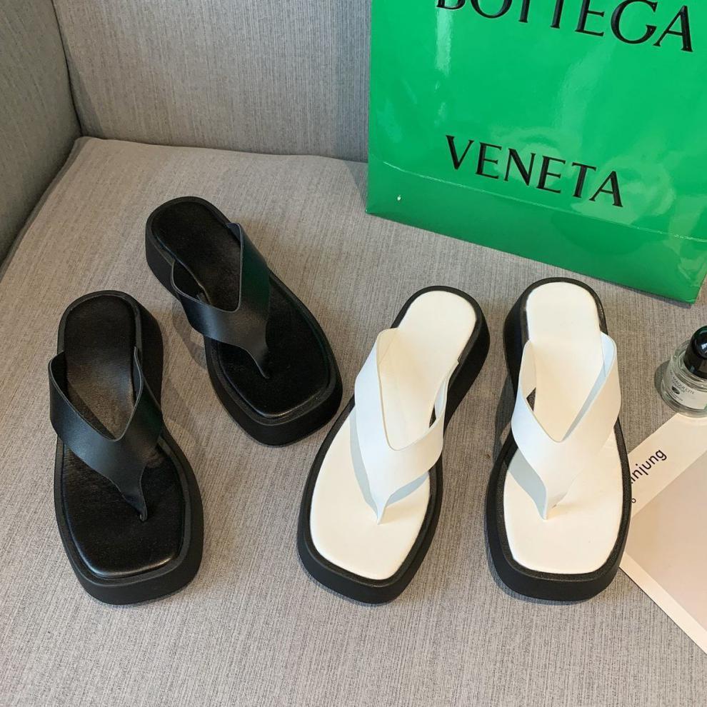 夹趾平底人字拖女21韩版外穿百搭方头松糕底露趾mona凉拖欧美