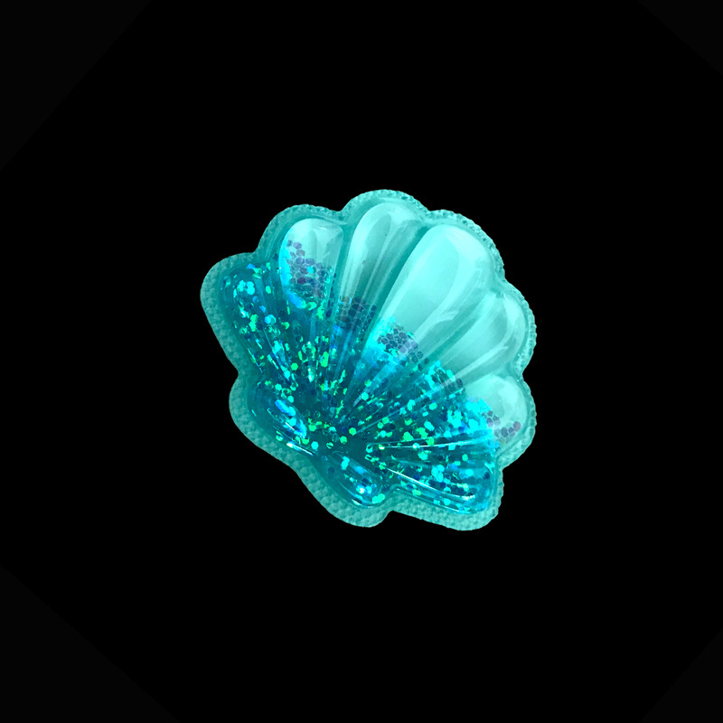 厂家定制液体流动tpu鞋花油包贴片 贝壳形状拖鞋透明流沙亮片油包