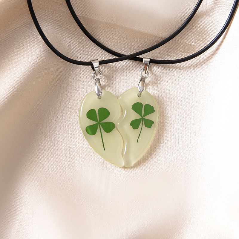 新款滴胶夜光干花四叶草项链幸运草两半心情侣吊坠项链