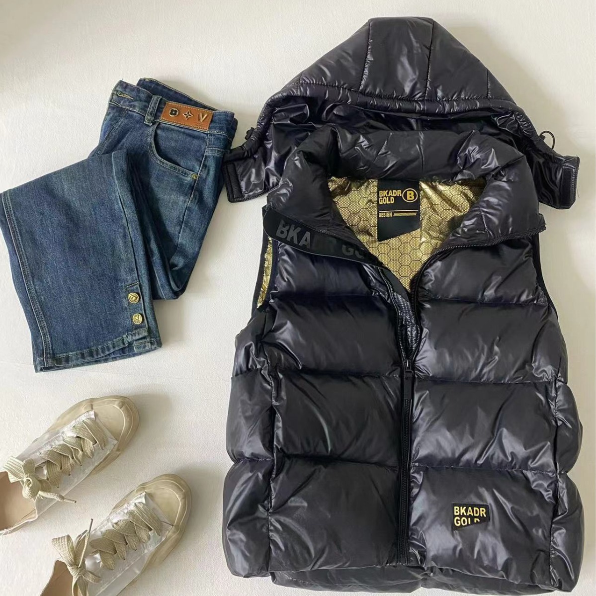 1906冬季女士潮牌白鸭绒黑金马甲保暖轻薄上衣 帽子可脱卸-阿里巴巴