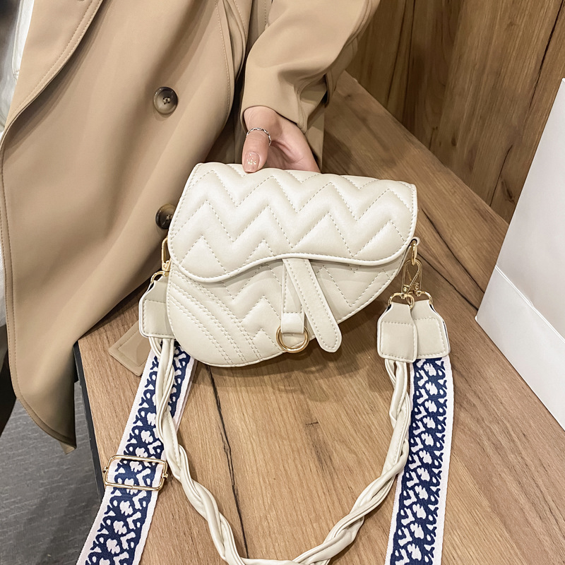 2022 Popular Small Bag for Women 2022 New Fashion Embroidery Thread Saddle Bag Korean Versatile One-Shoulder Crossbody Bag Wholesale