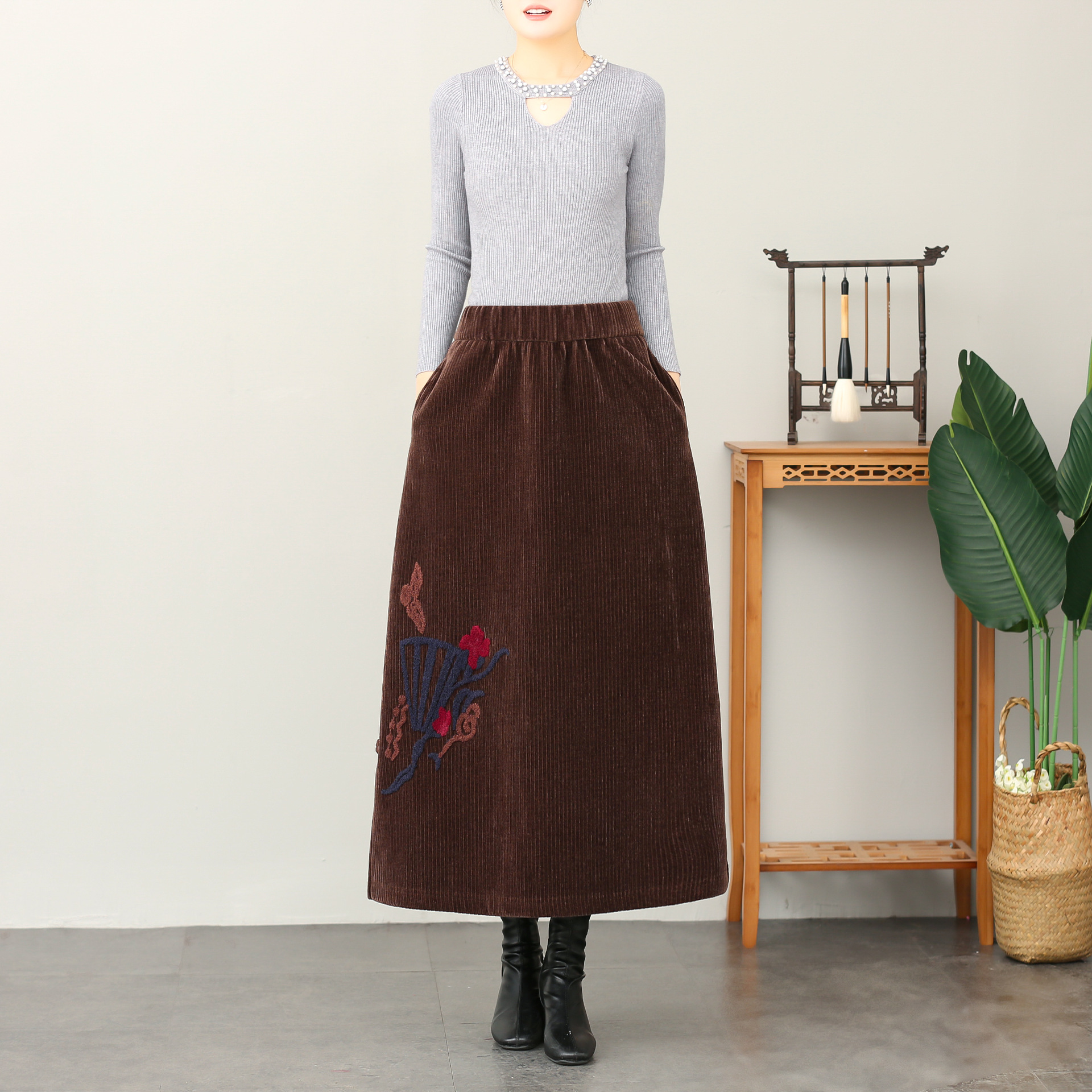 原创高端女装灯芯绒半身裙冬加厚裙子松紧腰a字裙重工刺绣条绒裙