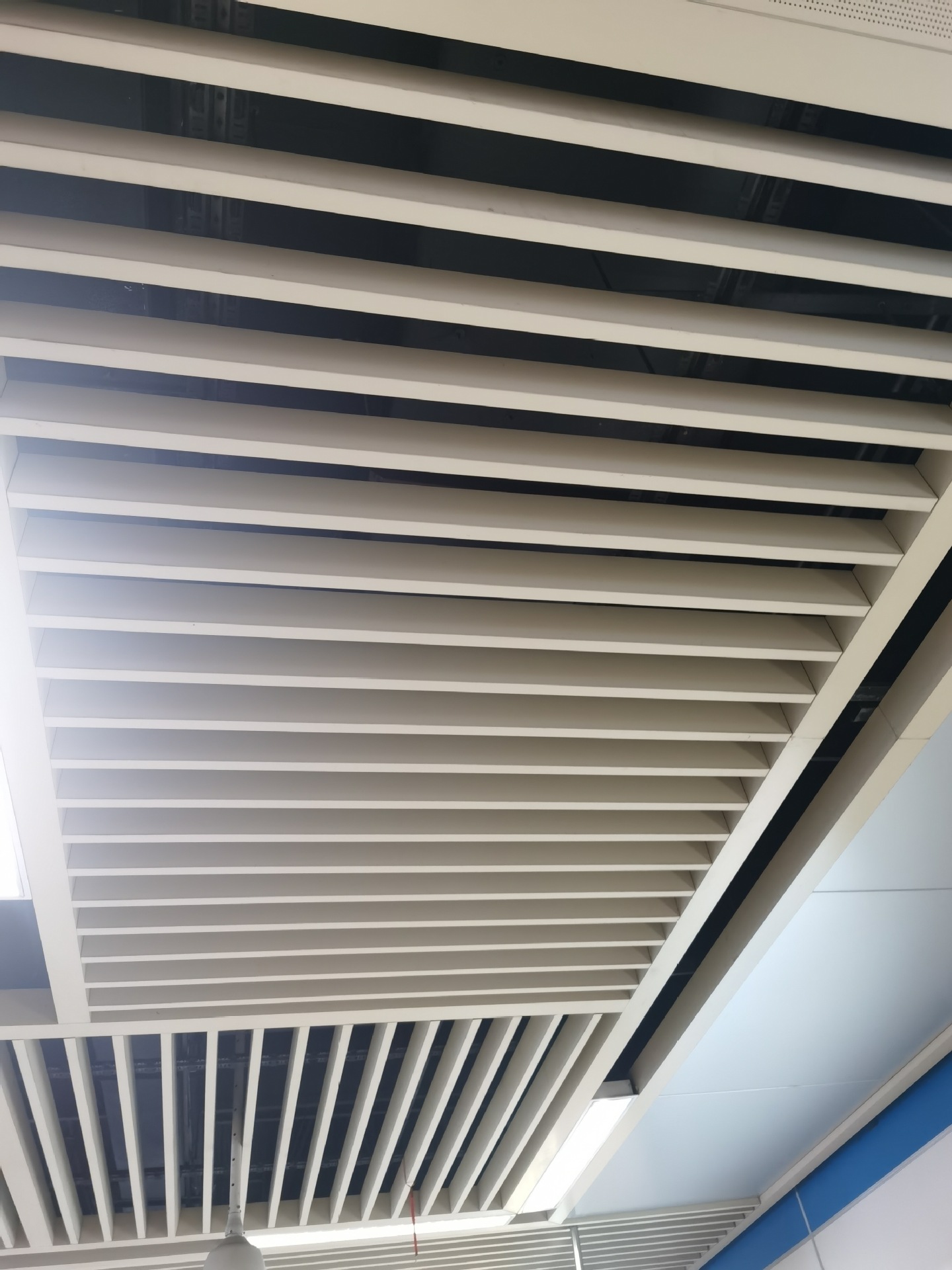 厂家定做拉弯铝方管吊顶 室外氟碳烤漆s型弧形方通弧形波浪单板