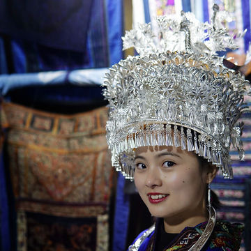 苗族舞蹈头饰少女贵州苗族头饰项圈发饰白族牛角凤凰锦鸡服装风情