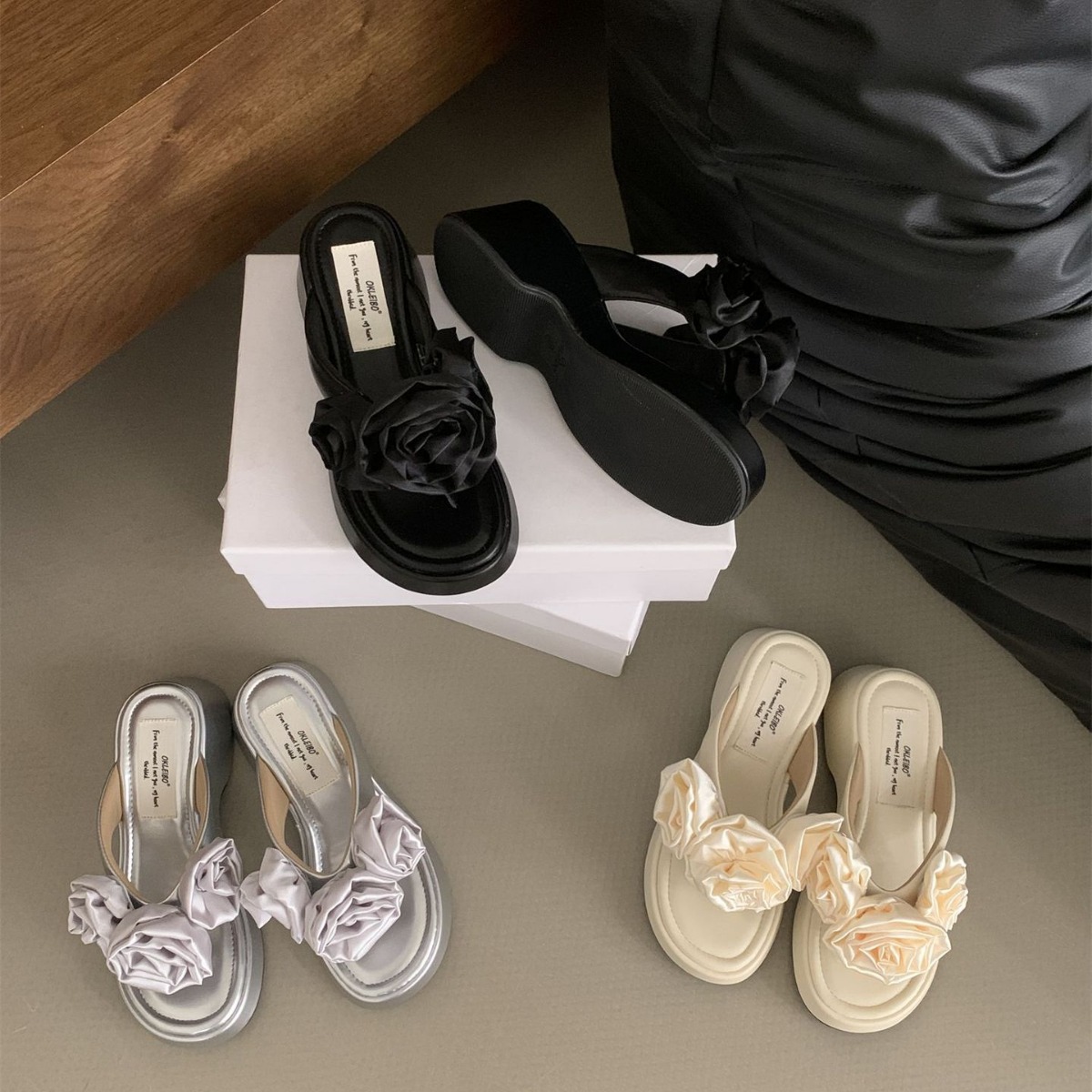 坡跟银色夹脚人字拖鞋女鞋子2024爆款夏季凉拖厚底新中式仙女凉鞋