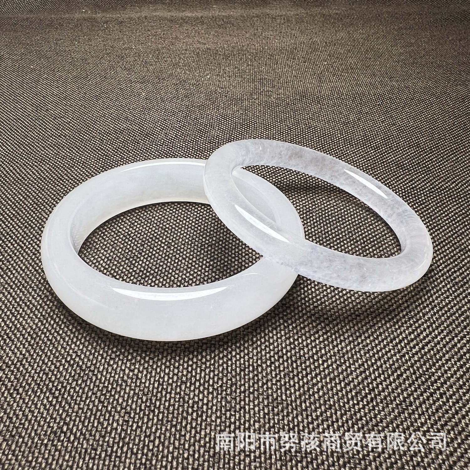 缅甸冰种白玉手镯石英岩玉手镯冰透款玉镯女款手镯叮当镯直播供货