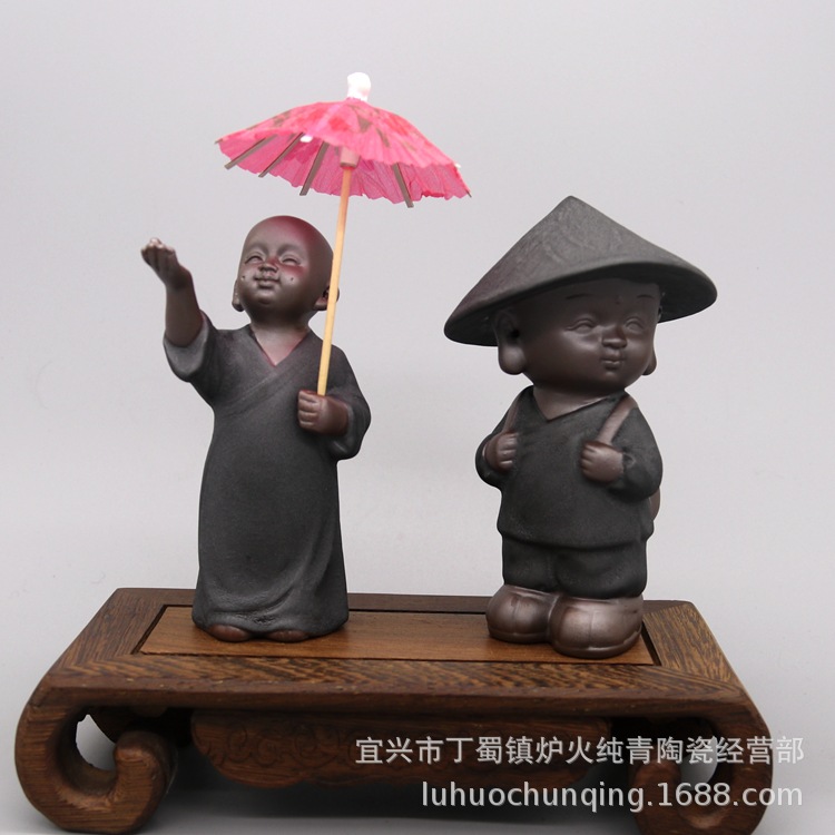 宜兴炉火纯青陶瓷小和尚小娃娃撑伞背包摆件茶宠摆饰雕塑