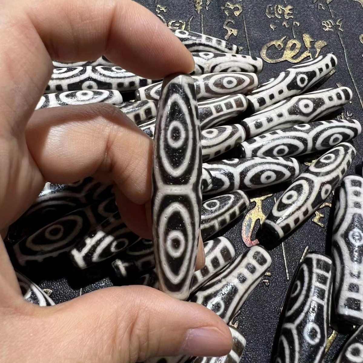 龙六眼天珠路路通项链饰品配件高油包浆风化细腻60mm黑白玛瑙天珠