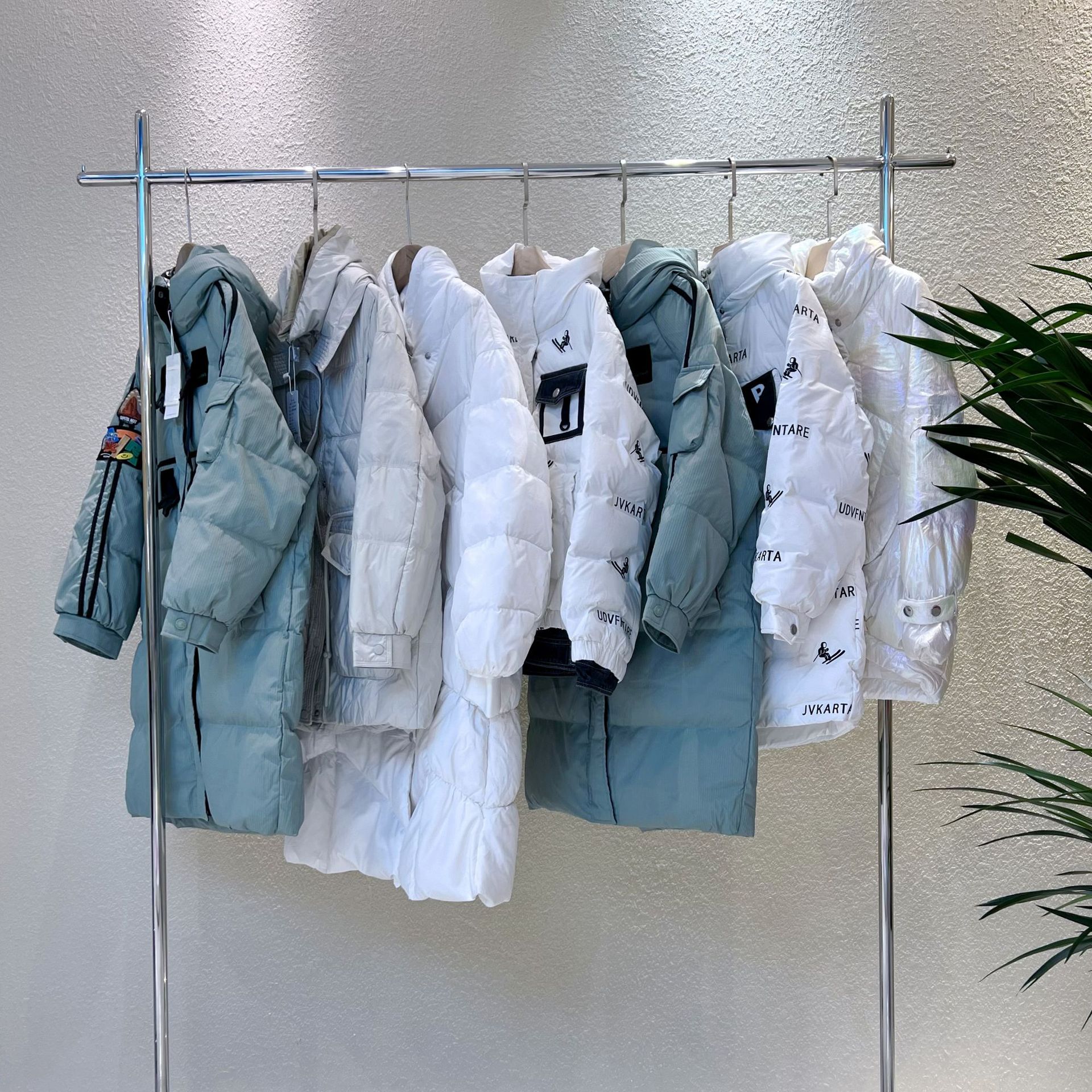 艾莱依羽绒服女杭州品牌折扣女装清仓尾货走份批发实体折扣店直播