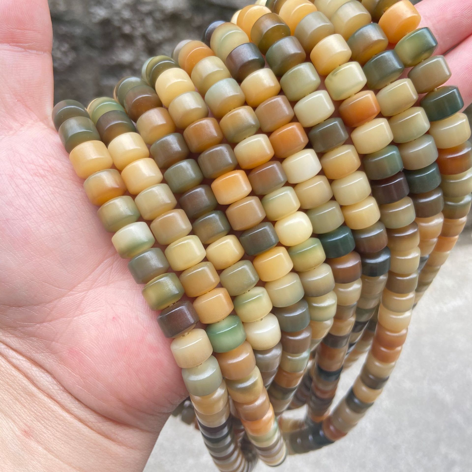 天然多彩菩提根车轮散珠直播货源彩虹糖果色多宝原籽文玩手串