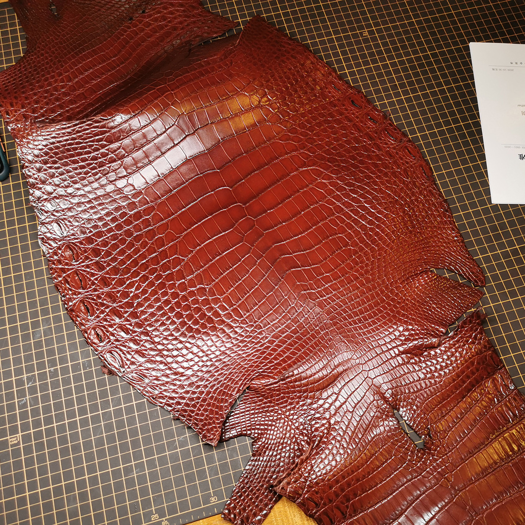 aresgator泰国混种暹罗鳄鱼真皮纯水染枣红整张鳄鱼皮包包料批发