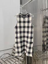 B2023秋季新款小众无袖设计百搭时尚格纹针织连衣裙