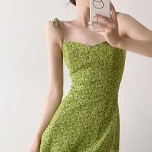 收腰高心机感设计性感渣女夏季牛果绿气质吊带裙法式复古印花裙子